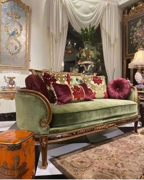 French Interior Design Living Room, Modern French Interior Design, Sofas Ideas Living Room, Mirrored Furniture Decor, Victorian Settee, Instax Frame, Upholstery Trends, Living Room Decor Country, Sofa Luxury