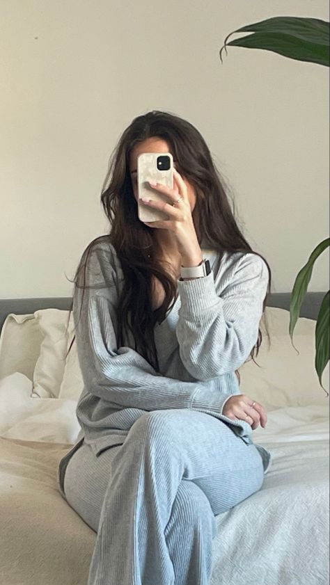 Comfy outfit, matching set, at home, winter, grey pjs, pijamas, grey pants, ootd, uggs Comfy House Outfit, House Outfit Lazy Days, At Home Outfits Cozy, Lazy Outfits For Home, House Outfit, Comfy House, At Home Outfits, Outfits Lazy, Lazy Day Outfit