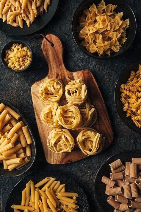 Different Types Of Pasta, Italian Food Photography, Types Of Pasta, Amazing Food Photography, Food Photography Composition, Baking Photography, Restaurant Lunch, Homemade Foods, Pasta Spaghetti