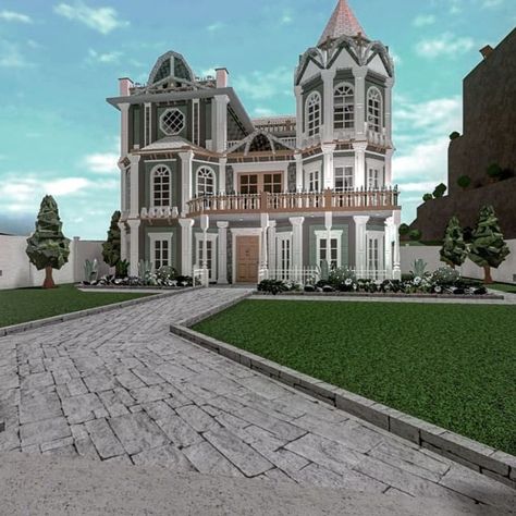 Victorian House built in Bloxburg Modern Victorian Exterior, Bloxburg Victorian House, Cottage Core Bloxburg House, Cottage House Designs, Preppy House, Victorian Homes Exterior, House Ideas Bedroom, Victorian Exterior, Victorian Modern