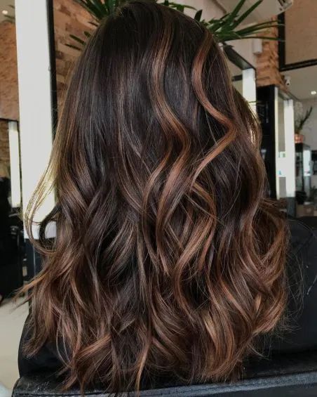 60 Hairstyles Featuring Dark Brown Hair with Highlights Brown Hair Cuts, Rambut Brunette, Chocolate Brown Hair Color, Caramel Hair, Hair Color Light Brown, Caramel Highlights, Brown Hair Balayage, Long Brown Hair, Balayage Brunette