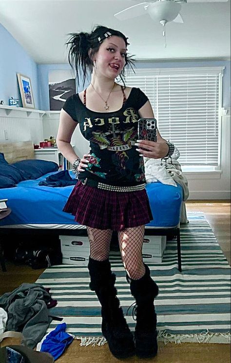 Myspace Aesthetic Outfit, Mall Goth Summer Outfits, Skramz Outfit, Numetal Aesthetic Outfits, 2000s Rock Fashion, Goth Y2k Outfits, 2000 Punk, Goth Hippie Outfits, 2000s Goth Fashion