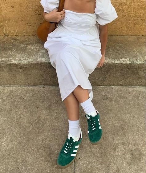 Monday has arrived! 📸🍀 • • • • • #streetwear #streetstyle #streetphotography #style #styleinspiration #styleoftheday #stylefashion… | Instagram Maxi Dress With Sneakers, White Maxi Skirt Outfit, Outfit London, Morocco Fashion, Maxi Skirt Outfit, Outfit Inso, White Maxi Skirt, White Maxi Skirts, Maxi Skirt Outfits