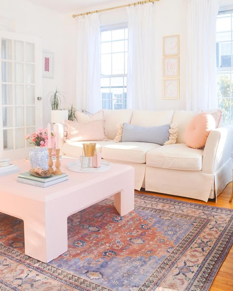 Pink Accents Living Room, Interior Design 101, Blue And Pink Living Room, Stylish Apartment Decor, Preppy Living Room, Blush Living Room, Tips Interior Design, Living Room College, College Living Rooms