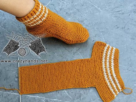 Flat Socks, Knitted Socks Free Pattern, Knitting In The Round, Knit Slippers Free Pattern, Beanie Knitting, Crochet Socks Pattern, Knitted Slippers Pattern, Beginner Knitting Patterns, Beginner Knitting Projects