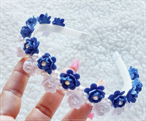 Tiara luxuosa florzinhas de ultassom  Pronta entrega!   tiara de dentinho totalmente flexível.  1-Tiara encapada e decorada com minis Florzinhas e Bordada com Pérolas.    CORES: Branco e Azul Royal.  PODE SER CONFECCIONADA NAS CORES DE SUA PREFERENCIA ..    Ideal para ocasiões especiais, como aniversário, batizado, casamento e festas.    Valor referente a unidade.    Sempre deixando-a Super elegante.    Podendo ser feita em outras cores Sob Encomenda  CONSULTE AS CORES DISPONÍVEIS ...    OBS: PO Matilda, Tiara, Quick Saves