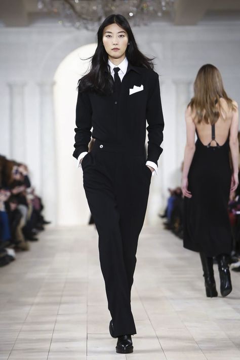 Ralph Lauren Ready To Wear, Ralph Lauren New York, Women In Tie, Woman In Suit, Ralph Lauren Fall, Royal Dresses, Big Show, Ralph Lauren Women, Professional Outfits