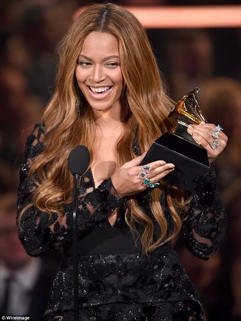 Beyonce and Jay-Z share a sweet smooch after she wins Grammy Award #dailymail Lorraine Schwartz Jewelry, Grammys 2015, Grammy Red Carpet, Grammy Awards Red Carpet, Beyoncé Giselle Knowles-carter, Beyoncé Giselle Knowles, Beyonce And Jay Z, Beyonce Queen, Blue Ivy