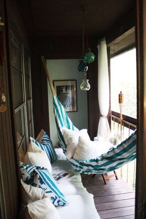 You can also forgo more formal seating for a hammock and feel fly AF. | 19 Genius Ways To Turn Your Tiny Outdoor Space Into A Relaxing Nook Balcon Mic, Pillows And Blankets, Balkon Decor, Balcony Design Ideas, Tiny Balcony, Small Balcony Design, Retreat House, Apartment Patio, Small Apartment Decorating