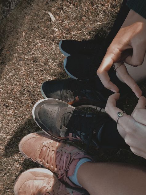 picture of three girls shoes with two hands forming a heart in the middle Trio Friend Group, Trio Girls, Trio Aesthetic, Friend Group Aesthetic, Group Aesthetic, Aesthetic Heart, Friend Group, Left Out, Friend Pictures