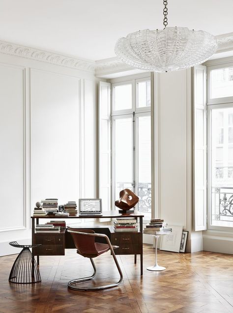 Natural Light in a Parisian office with hardwood floors via A + B Kasha Parisian Chic Interior Design, Parisian Chic Interior, Parisian Style Home, Parisian Apartment Decor, Chic Apartment Decor, Romantic Interior, Minimalist Dekor, Parisian Decor, Interior Design Minimalist