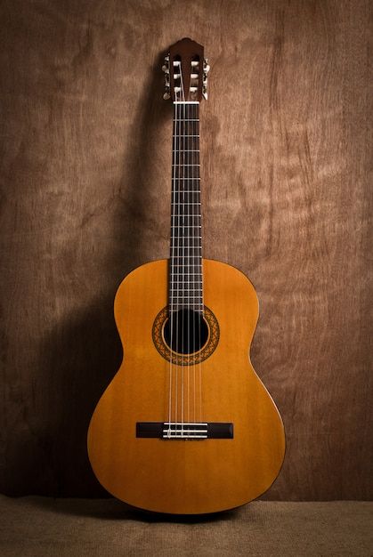 Photo gratuite headstock touche classiqu... | Free Photo #Freepik #freephoto #guitare-classique #guitare-acoustique #guitare #musique-classique Basic Chords Guitar, Guitar Picture, Acoustic Guitar Pictures, Guitar Classes, Online Guitar Lessons, Acoustic Guitar Music, Chill-out Music, Guitar Teacher, Best Guitar