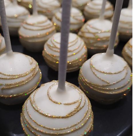 Val's Cake Pop's (@valscakepops) • Instagram photos and videos Pearl Cake Pops, New Years Cake Pops, Disco Ball Cake Pops, Glitter Cake Pops, White Cake Pops, 20 Birthday Cake, Pearl Cake, Oscars Party, Cake Inspo