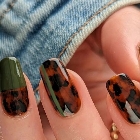 Tessa | DIY Nail Art on Instagram: "Tortoise Shell 🐢🤎 Fall is here and so are torties! I love this pairing with the green accent. 😍 • • • Polish: @picturepolish Henna @kbshimmer What the Fudge, Total Eclipse, Smooth Moves, Clearly On Top @heroine.nyc Poison Ivy @loudlacquer Juice Cleanse • • • #nailart #fallnails #tortoiseshell #tortoisenails #nailartinspo #naildesign #diynailart #nailfie Fall nail art, diy nail art, tortoise nails, jelly polish, nail inspo" Tortoiseshell Nails Square, Tortoise Shell Acrylic Nails, Tortoise French Nails, Tortoise And Green Nails, Nails Jelly Polish, Dark Green And Tortoise Nails, Jelly Polish Nail, Tortoise Shell Nails With Green, Tortoise Shell And Gold Nails