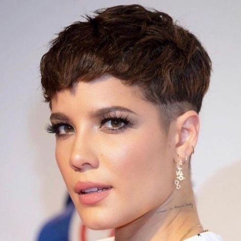 Halsey Pixie, Halsey Short Hair, Halsey Hair, Short Haircuts Ideas, Pixie Haircut Ideas, Natural Hair Regrowth, High Fashion Hair, Bob Haircut Ideas, Androgynous Hair