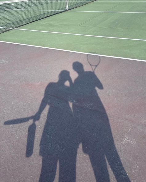 couples tennis picture Tennis Date Aesthetic, Tennis Girlfriend Aesthetic, Sports Couple Aesthetic, Couple Playing Tennis, Sporty Couple Aesthetic, Couple Sports Pictures, Athletic Couple Aesthetic, Tennis Couple Aesthetic, Tennis Boys Aesthetic