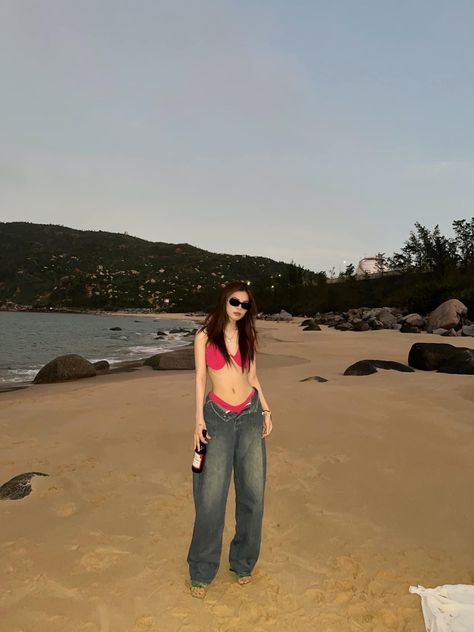 Beach Photo Inspiration, Cute Beach Outfits, Beach Instagram Pictures, Beachy Outfits, Summer Poses, Summer Picture Poses, 사진 촬영 포즈, Model Pose, Beach Fits