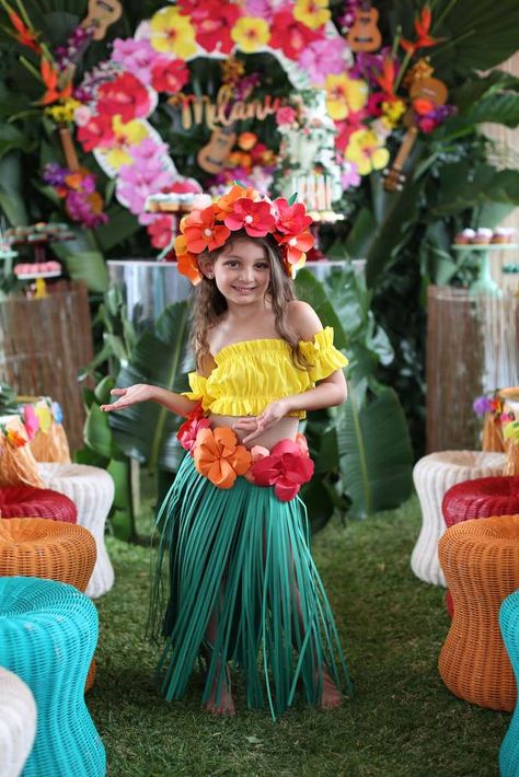 Milania's Hawaiian luau | CatchMyParty.com Hawaiian Theme Photoshoot, Island Birthday Party Ideas, Hawaiian Kids Party, Hawaiian Party Outfit, Luau Costume, Hawaii Birthday Party, Hawaiian Theme Party, Hawaiian Costume, Hawaii Themed Party