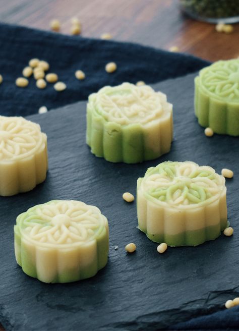 Pandan Jelly, Mung Bean Cake, Chinese Deserts, Chinese Dessert Recipes, Traditional Chinese Food, Chinese Cake, Bean Cake, Chinese Snacks, Bean Cakes