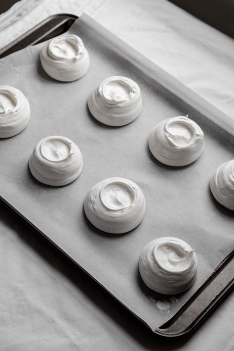 Mini Pavlovas Pavlova Aesthetic, Mini Pavlova Recipe, Pavlova Mini, Mini Pavlovas, Mini Pavlova, Meringue Desserts, Pavlova Recipe, Meringue Cookies, Wellness Recipes