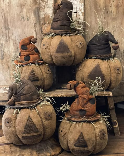 Urban Living Room Design, Primitive Fall Decorating, Heritage Decor, Primitive Fall Crafts, Burlap Halloween, Primitive Pumpkins, Primitive Halloween Decor, Primitive Fall Decor, Primitive Autumn