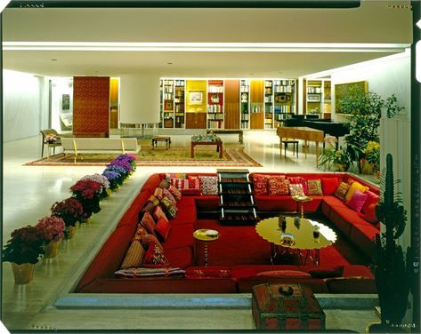 A Pit for Conversation | Official Vitra® Online Shop NO Conversation Pit Living Room, Miller House, Conversation Pit, 70s House, Sunken Living Room, Alexander Girard, Miller Homes, Retro Renovation, Eero Saarinen