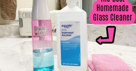 Glass Shower Door Cleaner, Glass Cleaner Recipe, Diy Glass Cleaner, Homemade Glass Cleaner, Shower Cleaning Hacks, Mirror Cleaner, Diy Cleaning Solution, Cleaner Recipes, How To Clean Mirrors