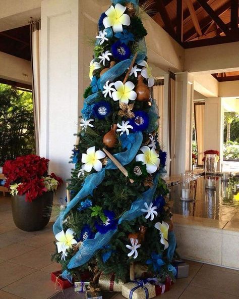 5,267 Likes, 102 Comments - South Pacific Islanders (@southpacificnesian) on Instagram: “Island style 😉 Christmas 🌲 decorations 💕 📷 #ProudPasifika #inspiration #love #islandstyle #tiare…” Hibiscus Christmas Tree, Hawaiian Christmas Tree Ideas, Hawaiian Themed Christmas Tree, Island Christmas Tree, Hawaii Christmas Tree, Hawaiian Christmas Decor, Beach Themed Christmas Decor, Lilo And Stitch Christmas Tree, Margaritaville Christmas