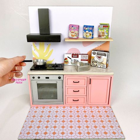 A perfect starter set for aspiring Tiny Chef ❤️ The set contains everything seen in photo: 1x tiny kitchen set with real cooking oven stove and cabinet 1x exhaust with real light 1x aluminum miniature real cooking pan with wooden holder 1x aluminum real baking miniature love pan with loose base 1x wall 1x flooring 1x wooden rack 3x empty boxes of mini cake mix 🍿Please be aware This is a handmade supply product, which might not be as perfect as a factory-made product. A slight difference and imp Tiny Chef, Mini Cooking, Tiny Cooking, Oven Stove, Tiny Cakes, Dollhouse Miniatures Kitchen, Spice Tins, Cooking Stove, Cooking Set