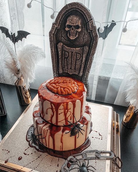 Halloween Birthday Cakes Aesthetic, Creepy Cakes Scary Halloween, Halloween Cake Ideas Scary, Halloween Brain Cake, Halloween Tårta, Halloween Bday Cakes, Creepy Cakes, Haunted School, Scary Halloween Cakes