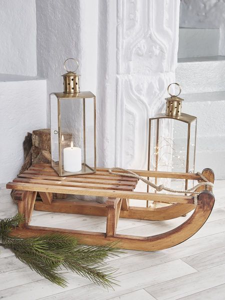 Schnee Party, Wooden Sledge, Koti Diy, European People, Shop Background, Christmas Lodge, Rustic Minimalist, Apres Ski Party, Nordic House