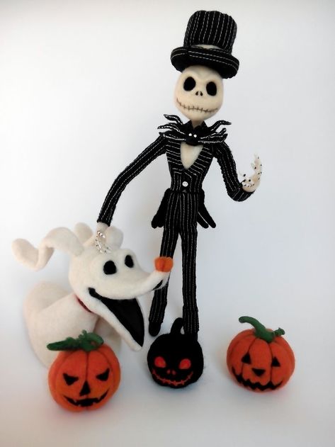 Felting Halloween, Halloween Needle Felting Ideas, Felted Halloween Decorations, Needle Felted Jack Skellington, Halloween Needle Felting, Halloween Diy Tutorials, Felt Halloween Decorations, Gothic Needle Felting, Goth Needle Felting