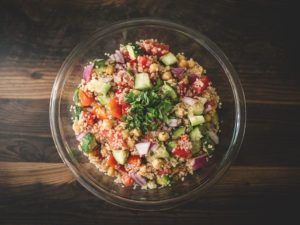 Bean and Couscous Salad for diverticulitis Cooking Garbanzo Beans, Greek Quinoa, Greek Quinoa Salad, Greek Salad Dressing, Delicious Meal Prep, Pepperoncini Peppers, Grilled Halloumi, Salad Meal Prep, Sweet Heat