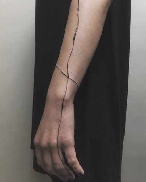 Kintsugi Tattoo, Straight Line Tattoo, Line Tattoo Arm, Simple Line Tattoo, Tattoo Minimalist, Clever Tattoos, Geniale Tattoos, Modern Tattoos, Line Art Tattoos