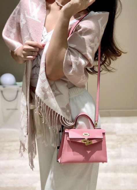 Pink Hermes Kelly, Mini Kelly Hermes Outfit, Hermes Kelly Pink, Hermes Outfits Women, Mini Hermes Bag, Pink Luxury Bag, Mini Birkin Bag, New Money Aesthetic, Hermes Outfit