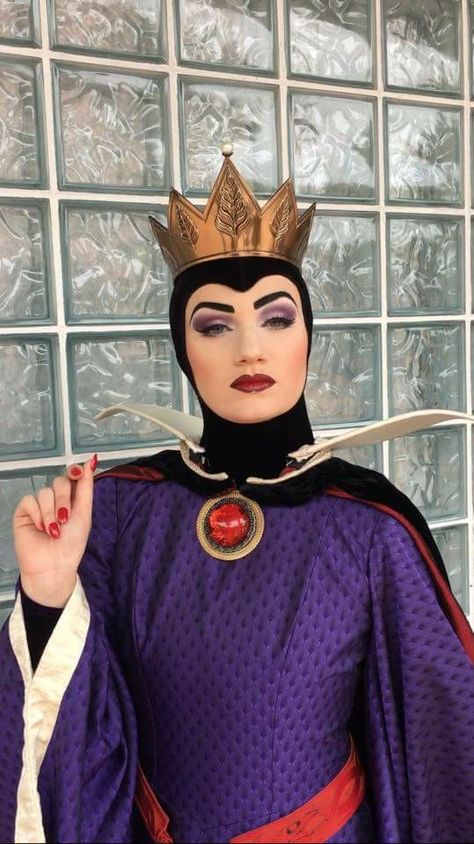 tiana the princess and the frog Disney Villain Makeup, Stage Makeup Dancer, Shrek Outfit, Disney Villains Makeup, Queen Grimhilde, Snow White Makeup, Evil Queen Costume, Snow White Queen, Betty Boop Figurines