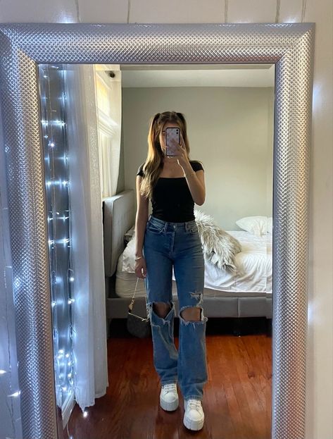 Black Top Ripped Jeans Outfit, Cute Mom Jeans Outfit For School, Bodysuit Outfit School, Mom Jeans Outfit Back To School, Non Ripped Jeans Outfit School, Cute Outfits With Mom Jeans For School, Casual First Day Of School Outfit, Straight Ripped Jeans Outfit, Cute Outfits For Teen Girls With Jeans