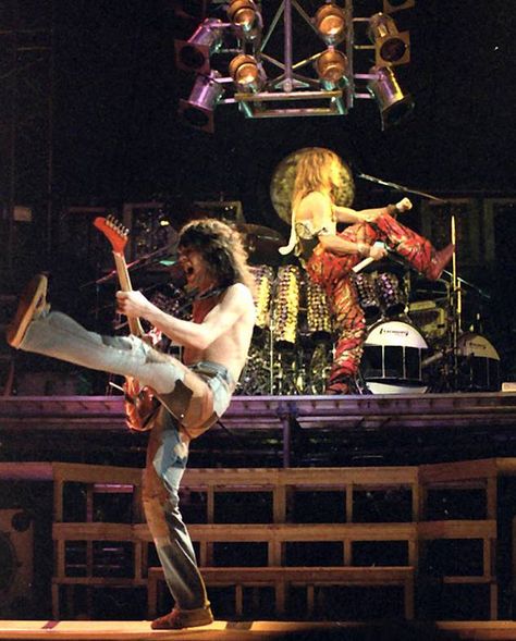 Eddie Van Halen & David Lee Roth giving it a swing & a kick 1984 70s Bands, Van Halen Concert, Alex Van Halen, Sammy Hagar, David Lee Roth, Throwing Shade, Michael Anthony, David Lee, Music Pics