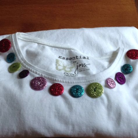 Plain white T-shirt decorated with glitter buttons! Decorate T Shirts Ideas, T Shirt Decorating Ideas, Umgestaltete Shirts, Buttons Crafts Diy, Plain White T Shirt, Button Creations, Tshirt Refashion, Embellished Clothing, Diy Buttons