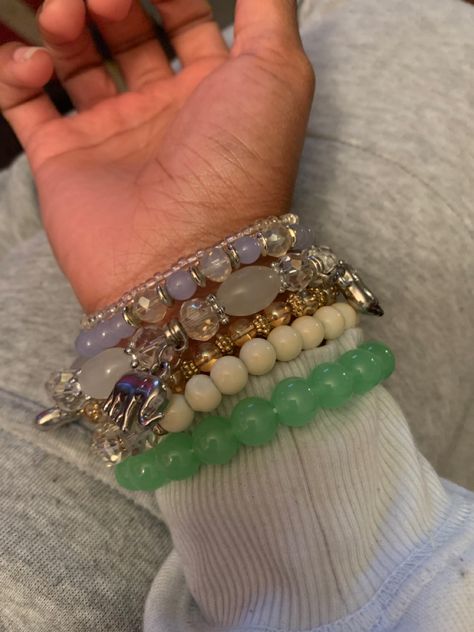 Lots Of Bracelets On Wrist, Bracelets On Wrist, Lots Of Bracelets, Body Jewelry Diy, Girly Bracelets, Dope Jewelry Accessories, Crystal Bead Jewelry, Wrist Jewelry, Diy Bracelet Designs