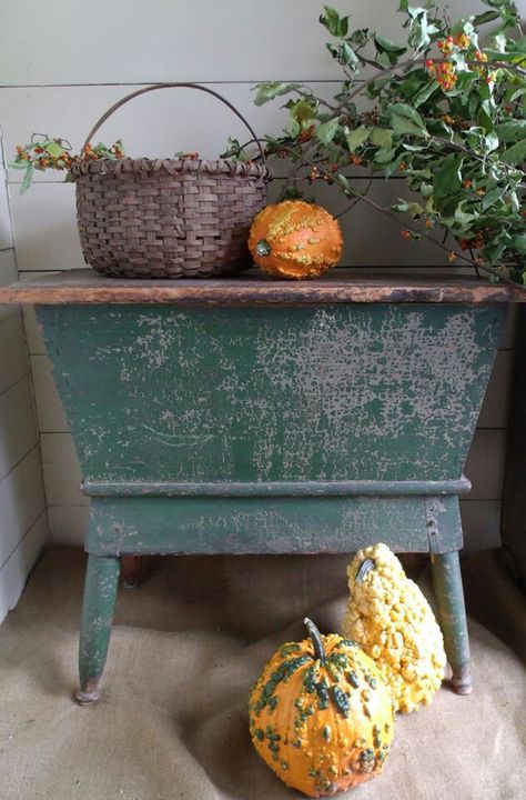 Love! Orange Bench, Grain Bins, Dough Box, Muebles Shabby Chic, Crows Nest, Vibeke Design, The Crows, Urban Kitchen, Primitive Colonial