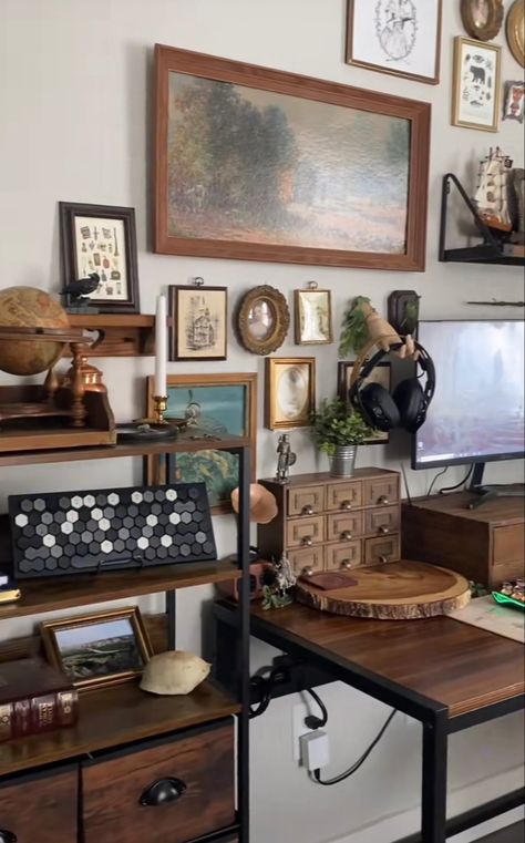 Pc Desk Aesthetic, Explorer Aesthetic Decor, Vintage Workspace, Dark Academia Gaming Room, Pc Desk Setup Aesthetic, History Room Aesthetic, Gaming Setup Vintage, Academia Gaming Setup, Vintage Fantasy Aesthetic Room