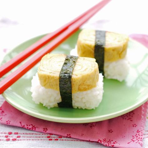 tamago nigiri... i could quite happily live off you everyday for the rest of my life Tomago Sushi Recipe, Tomago Sushi, Tamago Nigiri, Sweet Omelette, Sushi Bazooka, Sushi Roll Recipes, Sushi Making, Nigiri Sushi, Bento Recipes