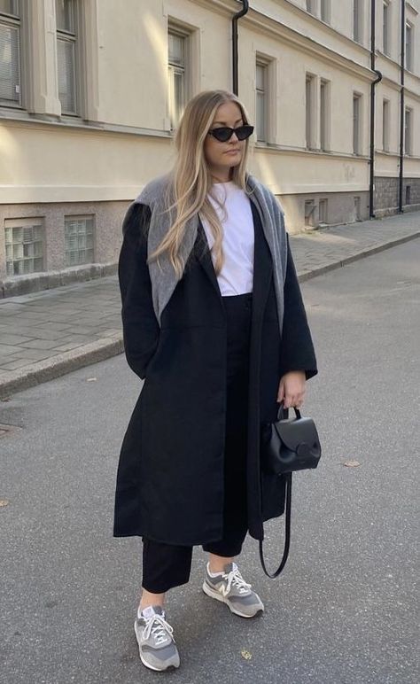 Street Style 2023 Curvy, Workwear Women Midsize, Sporty Plus Size Outfits Casual, Curvy Minimalist Outfit, Minimalist Curvy Fashion, Scandinavian Plus Size Fashion, Midsize Street Style 2023, Scandinavian Fashion Midsize, Minimal Plus Size Fashion