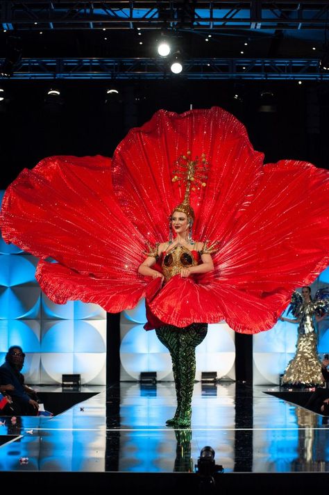 Miss Porto Rico 2019 (Madison Anderson Berríos) dans son costume traditionnel //08.… | Miss universe national costume, Miss universe costumes, World of wearable art 2023 Costume Ideas, Miss Universe Costumes, Miss Universe National Costume, World Of Wearable Art, Miss Puerto Rico, Carnival Dress, Flower Costume, Wedding Entrance Decor, Burlesque Costumes