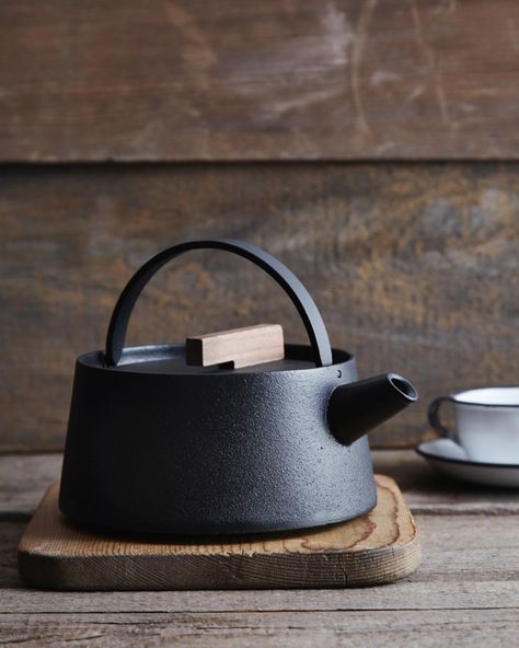 Object Lessons: The Great Japanese Cast-Iron Kettle - Remodelista Cast Iron Kettle, Pot Art, Tea Kettles, Beautiful Objects, Iron Cookware, Wood Knobs, Keramik Design, Beautiful Tea, Object Lessons