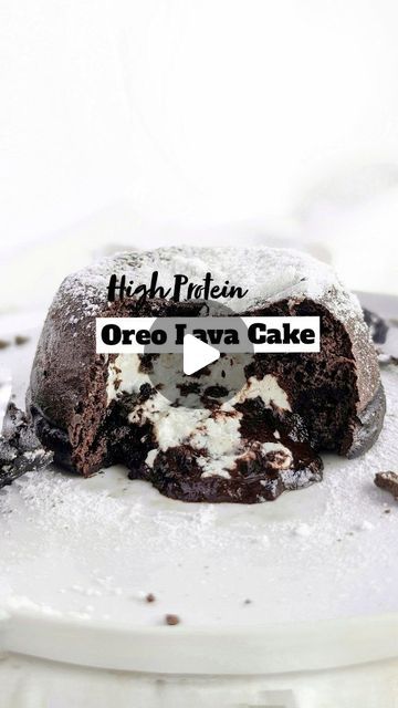 Haylee Monteiro | High Protein Desserts on Instagram: "Unbelievable 𝐏𝐫𝐨𝐭𝐞𝐢𝐧 𝐎𝐫𝐞𝐨 𝐋𝐚𝐯𝐚 𝐂𝐚𝐤𝐞 with 27g Protein! 🖤🤍 Comment RECIPE and I'll send it to you! 207 cal 27 P, 14 C, 4.3 F This molten Oreo lava mug cake uses protein powder, no sugar, no oil, no butter! A gluten free, sugar free and healthy protein Oreo Lava cake! https://www.haylskitchen.com/protein-oreo-lava-cake (Follow @hayls.kitchen for more protein powder dessert recipes)" Oreo Protein Pudding, High Protein Oreo Dessert, High Protein Lava Cake, Low Carb Lava Cake, High Protein Reese’s Lava Brownie, High Protein Desserts, Protein Desserts, Lava Cakes, Healthy Protein