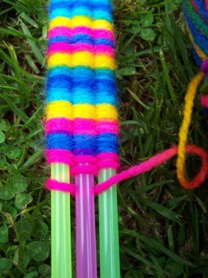 straw weaving. COOL!!!  http://homeedgroups.blogspot.com/2009/04/drinking-straw-weaving.html Weaving For Kids, Straw Weaving, Drinking Straw, Creative Activities For Kids, Weaving Projects, Camping Crafts, Cool Ideas, Fun Crafts For Kids, Childrens Crafts