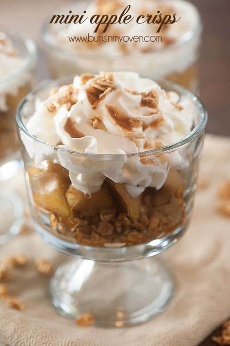 Mini Apple Crisp Recipe, Caramel Apple Crisp Recipe, Mini Thanksgiving Desserts, Recipes Apples, Mini Thanksgiving, Apple Crisps, Mini Caramel Apples, Caramel Apple Crisp, Easy Apple Crisp Recipe