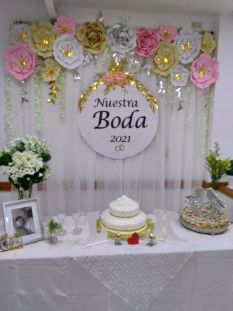 Decoración para boda civil sencilla y con vistos florales que le dan un toque de elegancia y sobriedad Manualidades Para Boda Ideas, Ideas Boda Civil, Ideas Para Boda Civil Sencilla, Paper Games For Kids, Gold Wedding Centerpieces, Flamingo Decor, Birthday Party Theme Decorations, Diy Jar Crafts, Paper Games